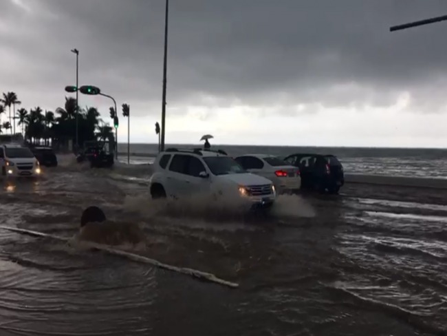 Chuva forte deixa bairros alagados e Defesa Civil alerta para deslizamentos de terra em Salvador 