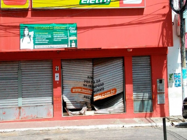 Grupo ataca agncias bancrias, casa lotrica e lojas em madrugada de terror em Catu, na BA