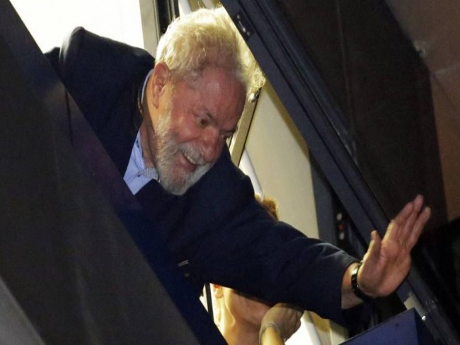 Defesa de Lula negocia que ele se entregue na segunda