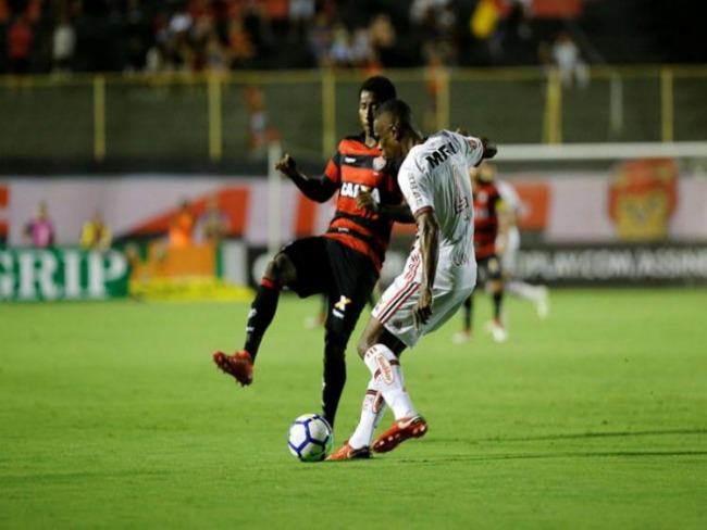 Em jogo polmico, Vitria empata com o Flamengo na estreia no Brasileiro