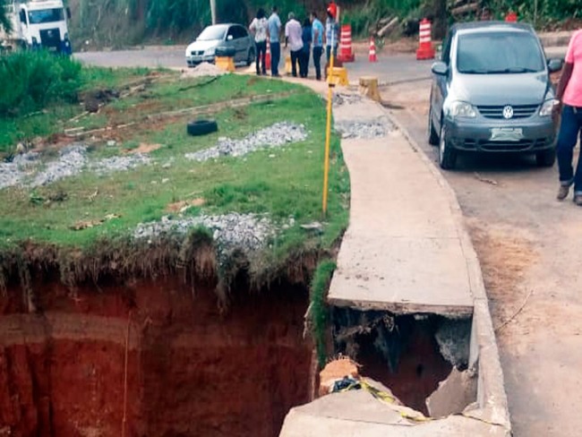 Salvador: Rede de drenagem rompe e cratera  formada em Periperi; rotatria perto do Hospital do Subrbio  interditada