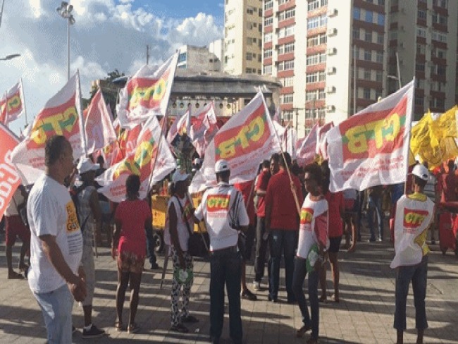 Trabalhadores e representantes de centrais sindicais se renem no Farol da Barra em ato no Dia do Trabalhador na BA 