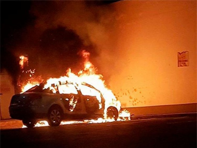 Salvador: Carro pega fogo em posto de combustveis na Pituba