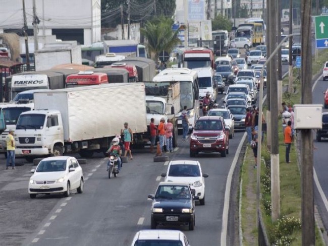 Caminhoneiros protestam na BR-116 Norte em Feira de Santana