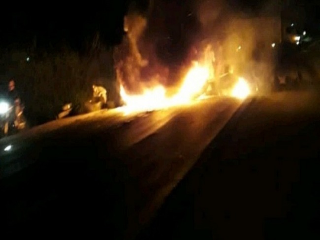 Caminhoneiros protestam e incendiam carro na BR-101 em Governador Mangabeira