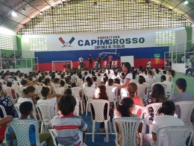 CAPIM GROSSO: GRUPO DE TEATRO DA PMBA SE APRESENTA NO GINSIO DE ESPORTES