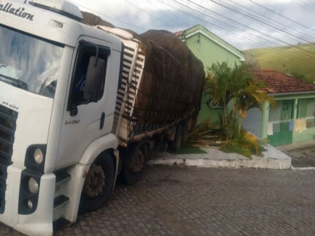 Motorista perde controle de caminho e invade casa em So Miguel das Matas