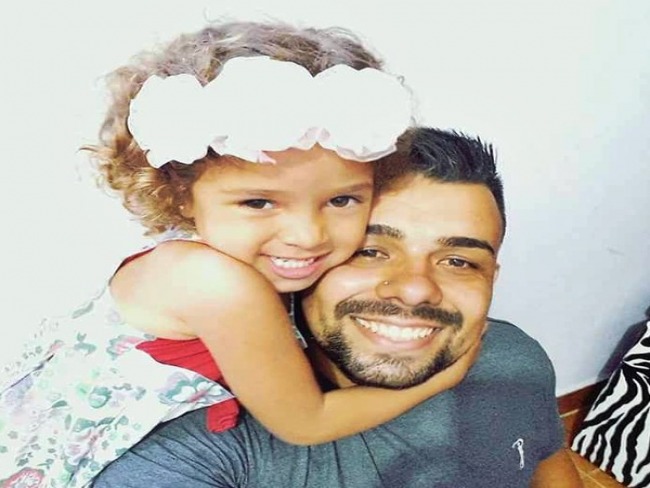 Criana de 3 anos morre aps ser agredida por padrasto por fazer xixi na cama 