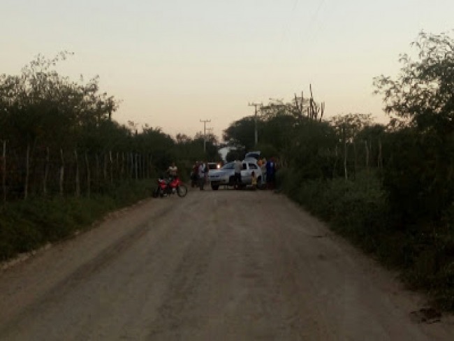 Jovem perde controle de carro Gol e acaba virando em estrada vicinal ao distrito do Junco