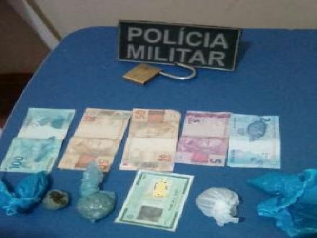POLICIAIS MILITARES DA 24 CIPM PRENDE INDIVDUO POR TRFICO DE DROGAS EM OUROLNDIA