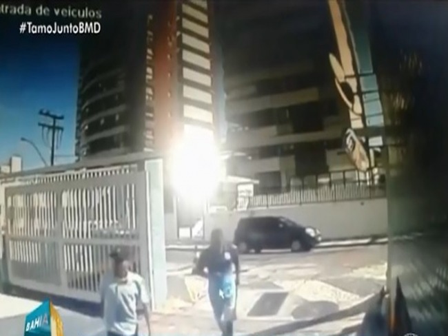 Mulher sofre sequestro relmpago ao entrar em garagem de condomnio em Salvador; vdeo mostra ao