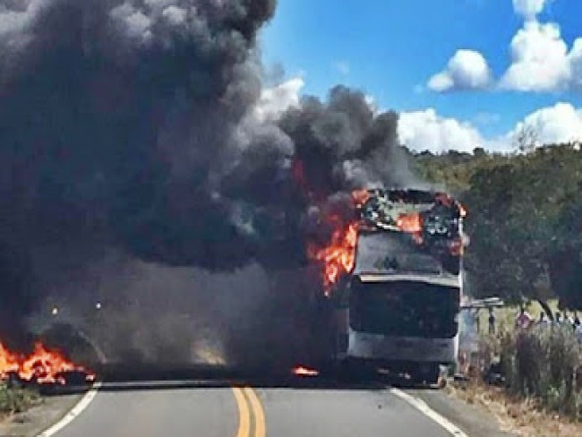 nibus com dezenas de passageiros pega fogo em rodovia baiana 