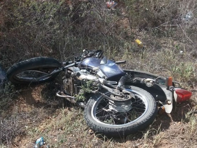 Casal morre em acidente envolvendo caminho, moto e carro de passeio na BA-120, entre Cansano e Monte Santo