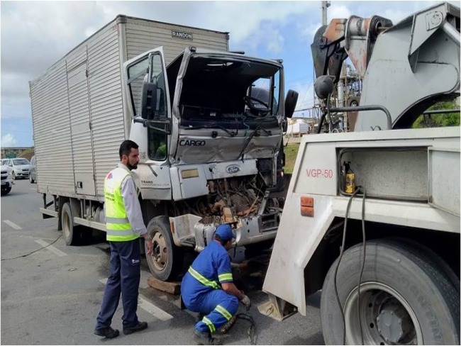 Quatro so resgatados das ferragens aps acidente em Simes Filho