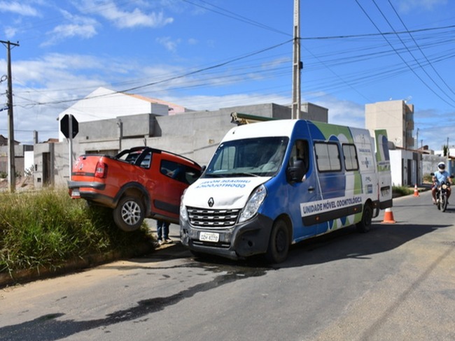 Carro fica pendurado em van de prefeitura aps batida no sudoeste da Bahia; FOTO