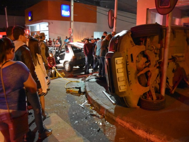Nove pessoas ficam feridas aps batida entre carros em Vitria da Conquista