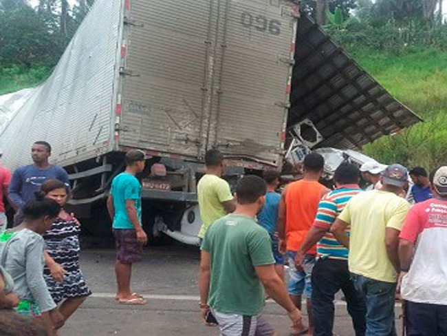 Engavetamento entre trs caminhes e uma kombi deixa cinco mortos na BA; veculos ficaram destrudos