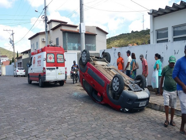 Condutora de veculo Uno capota, aps colidir com Celta no Bairro da Estao em Jacobina