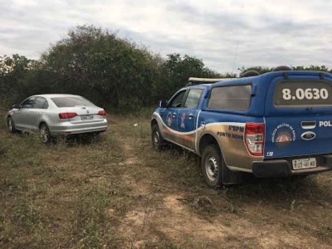 Ponto Novo: PM encontra carro abandonado que foi usado em assalto e sequestro na BR-407 