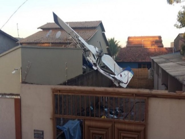 Avio cai sobre casa em Goinia; uma criana est entre os feridos