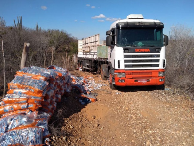 Caminho com 3 toneladas de leite em p  recuperado pela PM na Bahia 