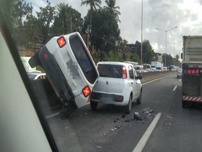 Vdeo: trs veculos se envolvem em acidente na BR-324