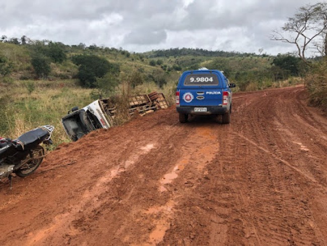 Onibus da So Luiz tomba na zona rural de Mundo Novo 