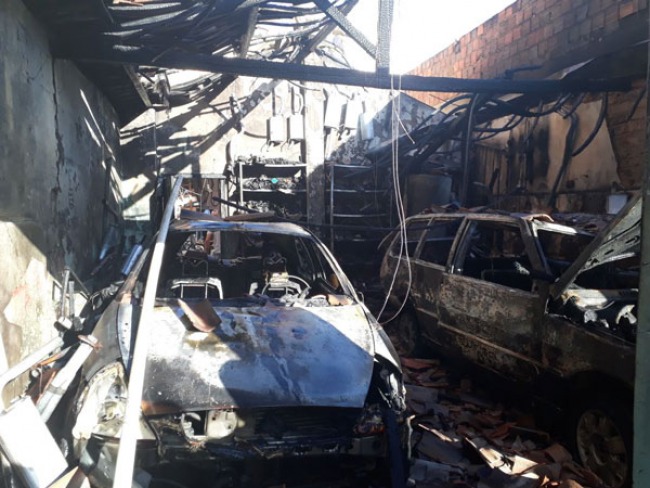 Incndio atinge garagem e destri veculos na rea comercial de Retirolndia 