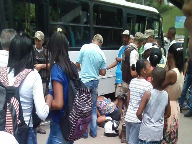 Passageira fica gravemente ferida ao cair de micro-nibus aps motorista abrir porta no Centro de Simes Filho