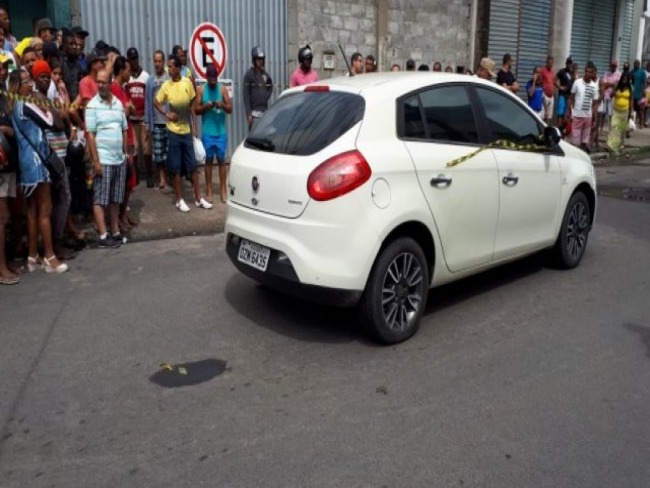 Mulher  assassinada dentro de carro no municpio de Feira de Santana