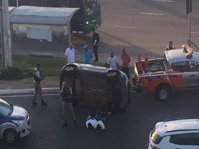 Aps perseguio policial, assaltantes tombam carro e so presos na regio do Iguatemi