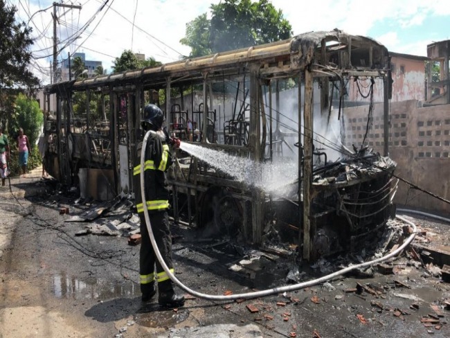 Homens armados rendem motorista e cobrador e tocam fogo em nibus em Salvador