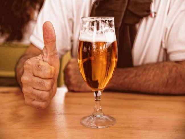 Beber cerveja cura gripe, previne Alzheimer e pode ajudar a emagrecer, diz pesquisa