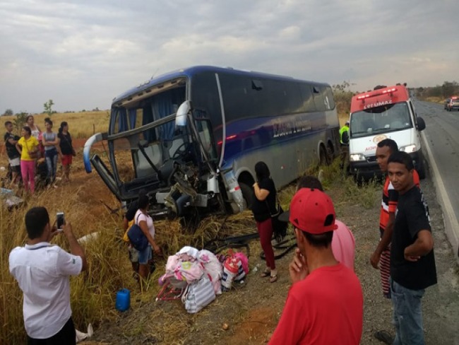 nibus que transportava passageiros para Guanambi-BA envolve em acidente 