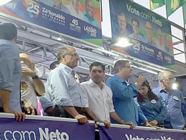 Mulher com pau de selfie quebrado causa mal-entendido em comcio de Alckmin em Salvador