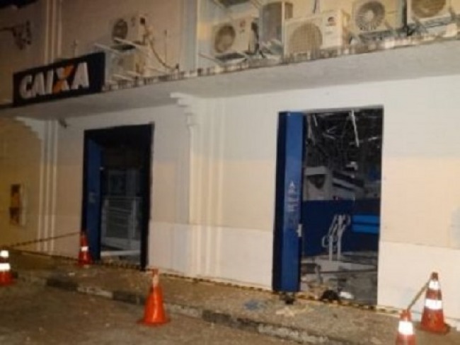 Quadrilha explode prdio histrico de agncia e faz motorista como refm na Bahia