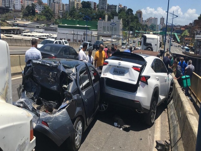 Engavetamento entre 7 carros e 2 carretas trava trnsito na regio da Rtula do Abacaxi, em Salvador