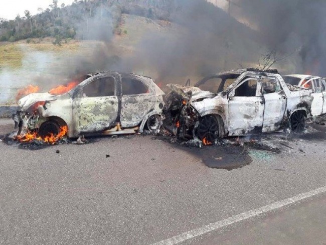 Seis carros pegam fogo aps engavetamento em Itoror no sul da Bahia