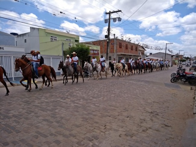 Vrzea do Poo: Romaria dos Amigos realiza cavalgada at o Mucambo
