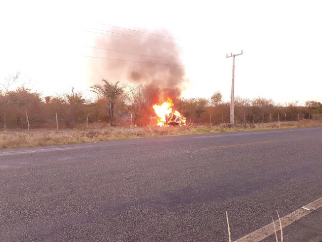 Capim Grosso: Veculo HB20,com placa de Camaari-BA, pegou fogo na BA -130  2 km da cidade