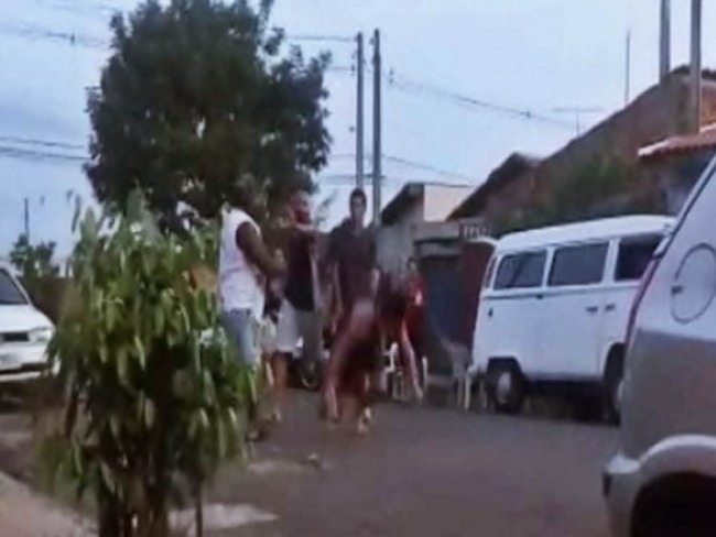 Mulher desmaia ao separar briga e ser atingida por paulada; vdeo