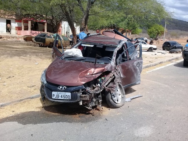 Coliso entre carros deixa motoristas feridos em Cafarnaum; regio de Irec