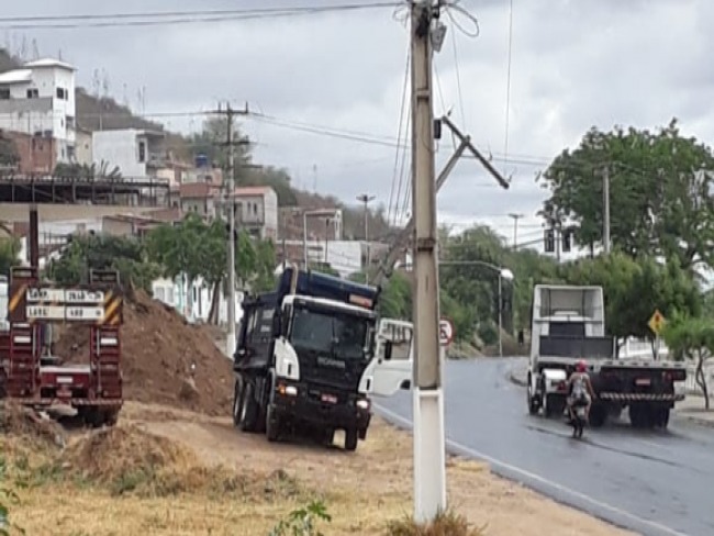 Caamba colide e quebra poste da rede eltrica no Bairro do Peru em Jacobina