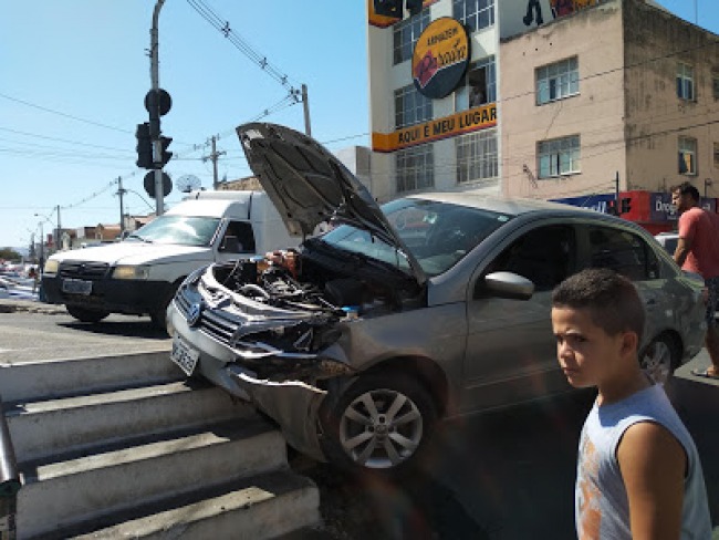 Coliso entre dois carros no centro de Jacobina, veja vdeo