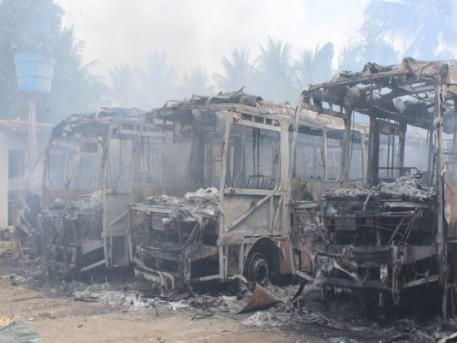 Quatro nibus escolares so incendiados em Amlia Rodrigues, veja vdeo