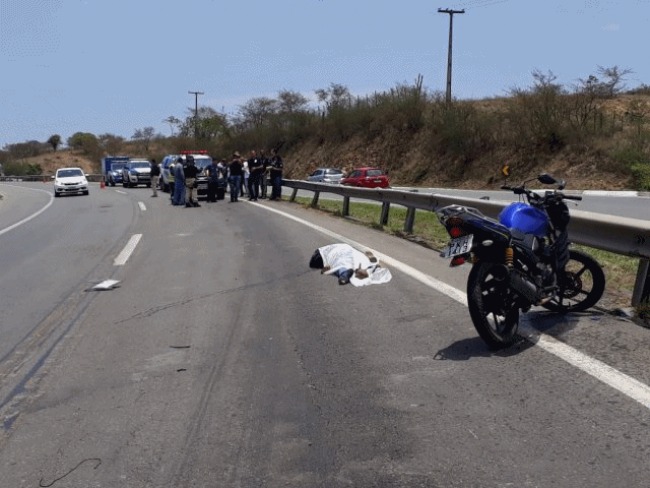 Motociclista morre aps sofrer acidente na BR-116 Sul; vtima colidiu no guard rail