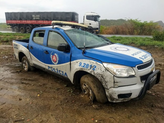 Quatro policiais militares ficam feridos aps viatura em que eles estavam capotar na Bahia