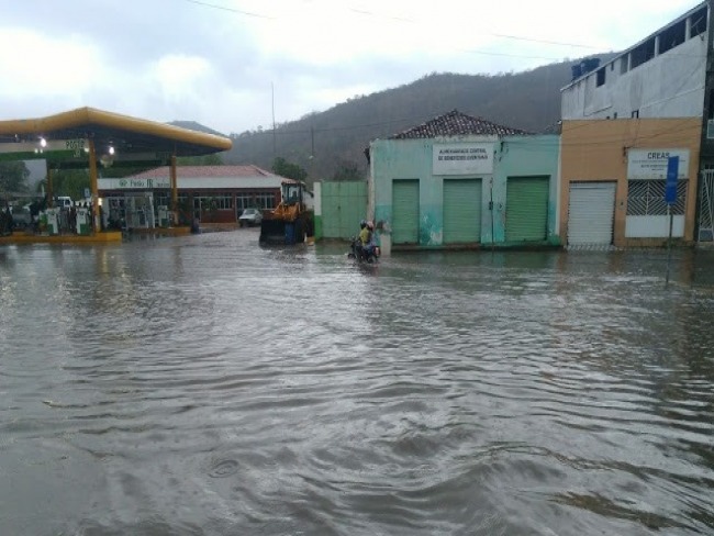 Chuva forte alaga ruas e alegra moradores de Miguel Calmon