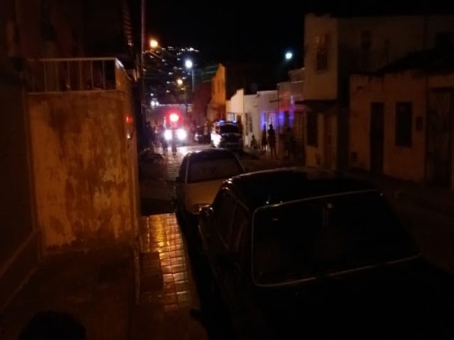 Mulher se joga de paredo no Bairro da Grotinha em Jacobina