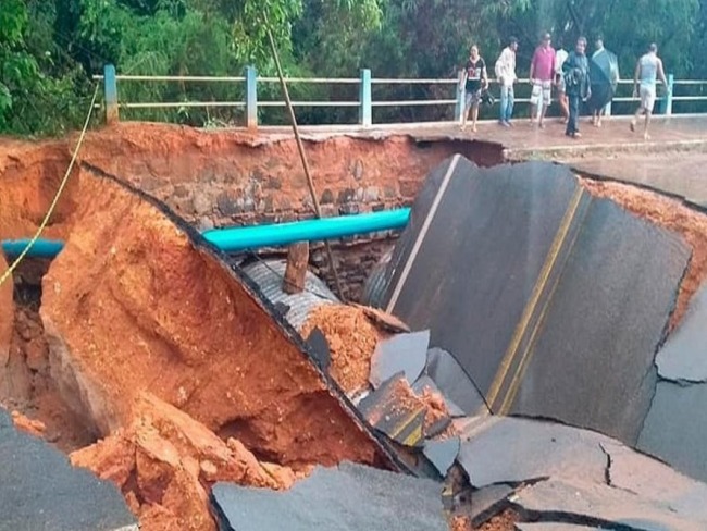 Fortes chuvas abrem cratera em rodovia no interior da Bahia